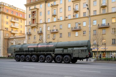 MZKT-79221 şaseli çok amaçlı araç, 29 Nisan 2021 'de Moskova, Rusya' daki askeri geçit töreninin provasına hazır olmak için Bolshaya Sadovaya Caddesi boyunca takip ediyor.