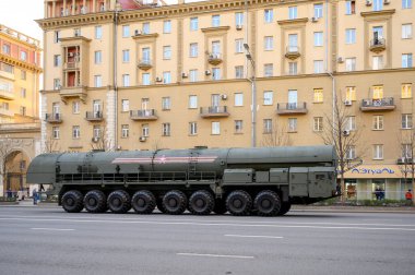 MZKT-79221 şaseli çok amaçlı araç, 29 Nisan 2021 'de Moskova, Rusya' daki askeri geçit töreninin provasına hazır olmak için Bolshaya Sadovaya Caddesi boyunca takip ediyor.