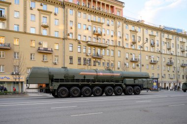 MZKT-79221 şaseli çok amaçlı araç, 29 Nisan 2021 'de Moskova, Rusya' daki askeri geçit töreninin provasına hazır olmak için Bolshaya Sadovaya Caddesi boyunca takip ediyor.