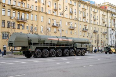 MZKT-79221 şaseli çok amaçlı araç, 29 Nisan 2021 'de Moskova, Rusya' daki askeri geçit töreninin provasına hazır olmak için Bolshaya Sadovaya Caddesi boyunca takip ediyor.