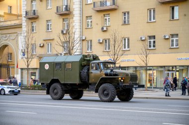 Ural-43206 şasesi üzerindeki 4350.1 numaralı ambulans aracı, 29 Nisan 2021 'de Moskova, Rusya Federasyonu' ndaki askeri geçit töreninin provasına hazır olmak için Bolshaya Sadovaya Caddesi boyunca takip ediyor.
