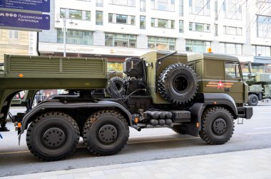 Traktör Ural-63704, Tverskaya Caddesi 'nde 29 Nisan 2021' de Moskova, Rusya 'daki askeri geçit töreninin provasını bekliyor.