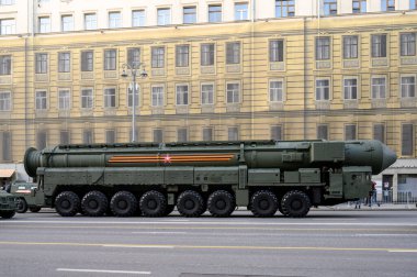 MZKT-79221 şasesi üzerindeki Yars füze sisteminin mobil fırlatıcısı Tverskaya Caddesi 'nde duruyor ve 29 Nisan 2021' de Moskova, Rusya 'daki askeri geçit töreninin provasını bekliyor.