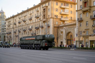 MZKT-79221 'deki Yars füze sisteminin mobil fırlatıcısı Bolshaya Sadovaya Caddesi boyunca takip ederek 29 Nisan 2021' de Moskova, Rusya 'daki askeri geçit töreninin provasına hazır olacak.
