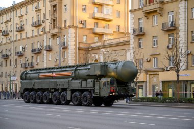 MZKT-79221 'deki Yars füze sisteminin mobil fırlatıcısı Bolshaya Sadovaya Caddesi boyunca takip ederek 29 Nisan 2021' de Moskova, Rusya 'daki askeri geçit töreninin provasına hazır olacak.