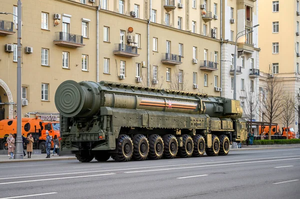 MZKT-79221 'deki Yars füze sisteminin mobil fırlatıcısı Bolshaya Sadovaya Caddesi boyunca takip ederek 29 Nisan 2021' de Moskova, Rusya 'daki askeri geçit töreninin provasına hazır olacak.