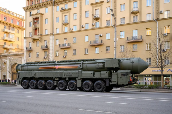 MZKT-79221 'deki Yars füze sisteminin mobil fırlatıcısı Bolshaya Sadovaya Caddesi boyunca takip ederek 29 Nisan 2021' de Moskova, Rusya 'daki askeri geçit töreninin provasına hazır olacak.