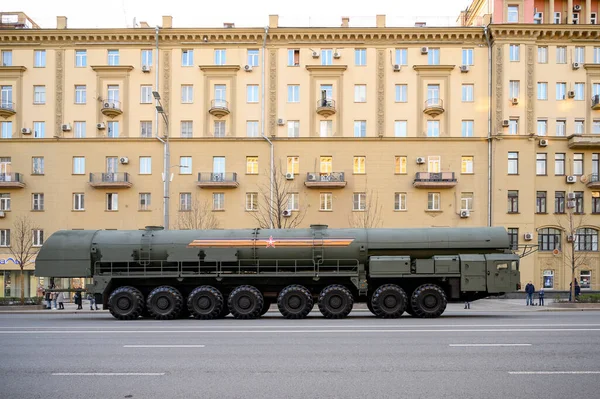 MZKT-79221 şaseli çok amaçlı araç, 29 Nisan 2021 'de Moskova, Rusya' daki askeri geçit töreninin provasına hazır olmak için Bolshaya Sadovaya Caddesi boyunca takip ediyor.