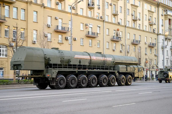 MZKT-79221 şaseli çok amaçlı araç, 29 Nisan 2021 'de Moskova, Rusya' daki askeri geçit töreninin provasına hazır olmak için Bolshaya Sadovaya Caddesi boyunca takip ediyor.