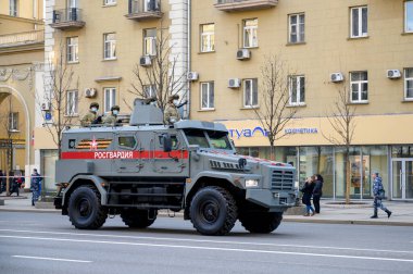 KamAZ-43502 şaseli zırhlı araç, 29 Nisan 2021 'de Moskova, Rusya Federasyonu' ndaki askeri geçit töreninin provasına hazır olmak için Bolshaya Sadovaya Caddesi boyunca takip ediyor.
