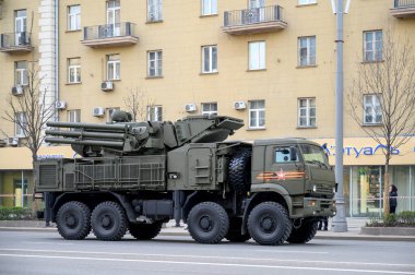 KamAZ-6560 şaseli Pantsir-S uçaksavar füze sistemi, 29 Nisan 2021 'de Moskova, Rusya' daki askeri geçit töreninin provasına hazır olmak için Bolshaya Sadovaya Caddesi boyunca takip etmektedir.