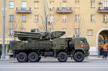KamAZ-6560 şaseli Pantsir-S uçaksavar füze sistemi, 29 Nisan 2021 'de Moskova, Rusya' daki askeri geçit töreninin provasına hazır olmak için Bolshaya Sadovaya Caddesi boyunca takip etmektedir.