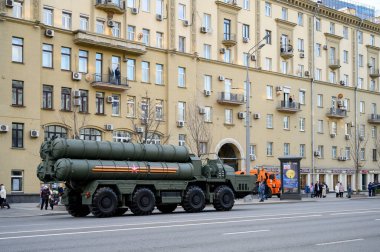 MAZ-543M şasesi üzerindeki S-400 uçaksavar füze sisteminin itici roketi 29 Nisan 2021 'de Moskova, Rusya' daki geçit töreninin provası için Bolshaya Sadovaya Caddesi boyunca takip ediyor.