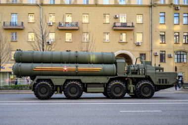MAZ-543M şasesi üzerindeki S-400 uçaksavar füze sisteminin itici roketi 29 Nisan 2021 'de Moskova, Rusya' daki geçit töreninin provası için Bolshaya Sadovaya Caddesi boyunca takip ediyor.