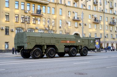 MZKT-7930 şaseli İskander-M füze sisteminin kendinden itici fırlatıcısı Bolshaya Sadovaya Caddesi boyunca takip ederek 29 Nisan 2021 'de Moskova, Rusya' daki askeri geçit töreninin provasına hazır olacak.