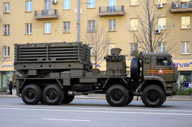 KamAZ-6560 şasesi üzerindeki ISDM uzaktan maden mühendisliği sisteminin savaş aracı, askeri geçit töreni için Bolshaya Sadovaya Caddesi boyunca takip ediyor, Moskova, Rusya, 29 Nisan 2021