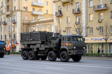 KamAZ-6560 şasesi üzerindeki ISDM uzaktan maden mühendisliği sisteminin savaş aracı, askeri geçit töreni için Bolshaya Sadovaya Caddesi boyunca takip ediyor, Moskova, Rusya, 29 Nisan 2021