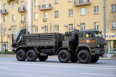 KamAZ-6560 şaseli ISDM uzaktan maden mühendisliği sisteminin taşıma ve yükleme makinesi, tören için Bolshaya Sadovaya Caddesi boyunca takip ediyor, Moskova, Rusya, 29 Nisan 2021