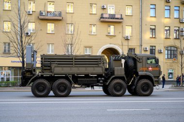 KamAZ-6560 şaseli ISDM uzaktan maden mühendisliği sisteminin taşıma ve yükleme makinesi, tören için Bolshaya Sadovaya Caddesi boyunca takip ediyor, Moskova, Rusya, 29 Nisan 2021