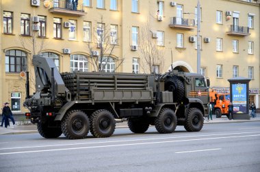 KamAZ-6560 şaseli ISDM uzaktan maden mühendisliği sisteminin taşıma ve yükleme makinesi, tören için Bolshaya Sadovaya Caddesi boyunca takip ediyor, Moskova, Rusya, 29 Nisan 2021