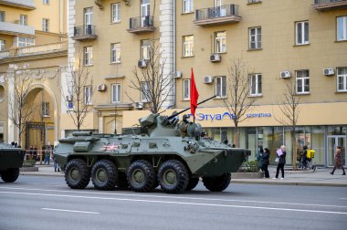 Zırhlı personel taşıyıcısı BTR-82A, 29 Nisan 2021 'de Moskova, Rusya Federasyonu ve askeri geçit töreninin provasına hazır olmak için Bolshaya Sadovaya Caddesi boyunca takip ediyor.