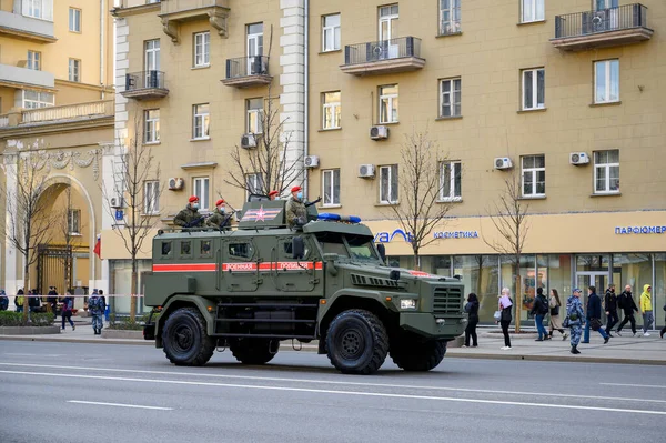 KamAZ-43502 şaseli zırhlı araç, 29 Nisan 2021 'de Moskova, Rusya Federasyonu' ndaki askeri geçit töreninin provasına hazır olmak için Bolshaya Sadovaya Caddesi boyunca takip ediyor.