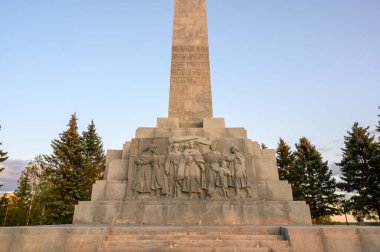 Obelisk, 19 Eylül 2020 'de Rusya Federasyonu' nun Zafer Tepesi, Rzhev, Tver Bölgesi 'ndeki kurtarıcılarına sesleniyor.