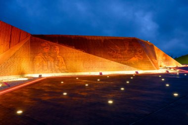 Rzhev Anıtı 'nda ölen askerlerin isimlerinin yazılı olduğu bir panel parçası. Sovyet askerleri, Khoroshevo, Rzhev ilçesi, Tver bölgesi, Rusya Federasyonu, 18 Eylül 2020