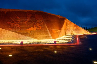 Rzhev Anıtı 'nda ölen askerlerin isimlerinin yazılı olduğu bir panel parçası. Sovyet askerleri, Khoroshevo, Rzhev ilçesi, Tver bölgesi, Rusya Federasyonu, 18 Eylül 2020
