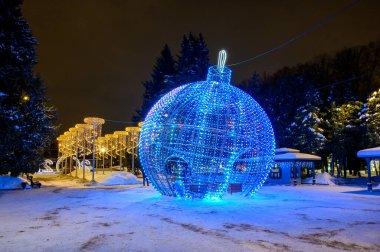 Kuzey Nehri İstasyonu, Moskova, Rusya Federasyonu 'nun parkında yeni yıl ve Noel süslemeleri, 20 Ocak 2021