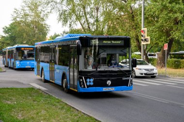 Svobodny Bulvarı, Moskova, Rusya Federasyonu, 10 Temmuz 2021 'de alçak katlı otobüs LiAZ-5292.65.