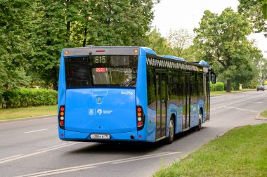 Svobodny Bulvarı 'ndaki NefAZ-5299-40-52 numaralı alçak kat otobüsü, Moskova, Rusya Federasyonu, 10 Temmuz 2021