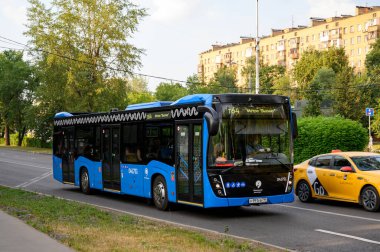 Svobodny Bulvarı 'ndaki NefAZ-5299-40-52 numaralı alçak kat otobüsü, Moskova, Rusya Federasyonu, 10 Temmuz 2021