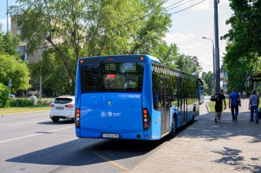Svobodny Bulvarı 'ndaki NefAZ-5299-40-52 numaralı alçak kat otobüsü, Moskova, Rusya Federasyonu, 11 Temmuz 2021