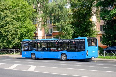 Veshnyakovskaya caddesindeki NefAZ-5299-40-52 numaralı alçak şehir otobüsü, Moskova, Rusya Federasyonu, 11 Temmuz 2021