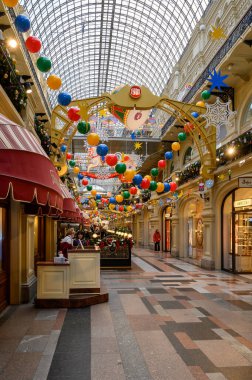 GUM mağazasında Yeni Yıl ve Noel süsleri, Moskova, Rusya Federasyonu, Aralık 04, 2021