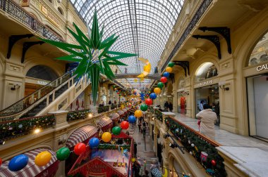 GUM mağazasında Yeni Yıl ve Noel süsleri, Moskova, Rusya Federasyonu, Aralık 04, 2021