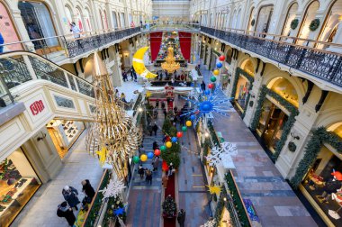 GUM mağazasında Yeni Yıl ve Noel süsleri, Moskova, Rusya Federasyonu, Aralık 04, 2021