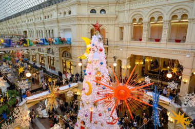 GUM mağazasında Yeni Yıl ve Noel süsleri, Moskova, Rusya Federasyonu, Aralık 04, 2021