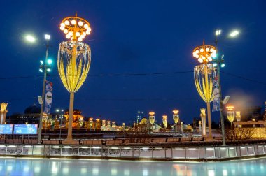 VDNKh buz pateni pisti ve Yeni Yıl ve Noel süsleri VDNKh, Moskova, Rusya Federasyonu, 4 Aralık 2021