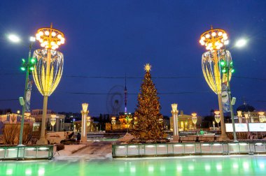 VDNKh buz pateni pisti ve Yeni Yıl ve Noel süsleri VDNKh, Moskova, Rusya Federasyonu, 4 Aralık 2021
