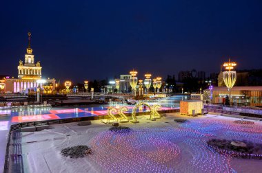 VDNKh buz pateni pisti ve Yeni Yıl ve Noel süsleri VDNKh, Moskova, Rusya Federasyonu, 4 Aralık 2021