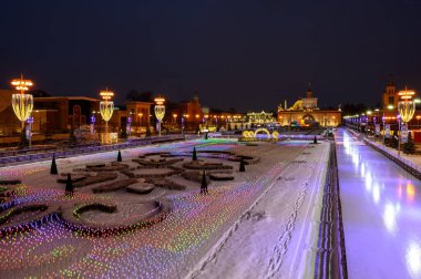 VDNKh buz pateni pisti ve VDNKh, Moskova, Rusya Federasyonu Merkez Bulvarı 'nda yeni yıl ve Noel süslemeleri, Aralık 04, 2021