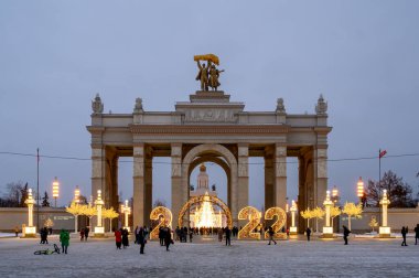 VDNKh, Moskova, Rusya Federasyonu 'nun ana girişindeki meydanda yılbaşı ve Noel hafif heykelleri, Aralık 04, 2021