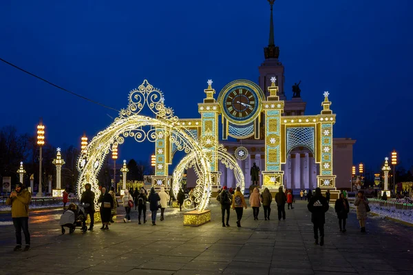 VDNKh, Moskova, Rusya Federasyonu Merkez Bulvarı 'nda Yeni Yıl ve Noel hafif heykelleri, Aralık 04, 2021