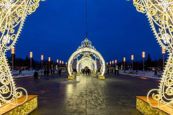 VDNKh, Moskova, Rusya Federasyonu Merkez Bulvarı 'nda Yeni Yıl ve Noel hafif heykelleri, Aralık 04, 2021