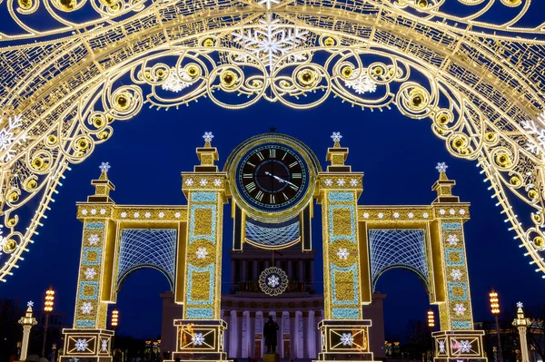 VDNKh, Moskova, Rusya Federasyonu Merkez Bulvarı 'nda Yeni Yıl ve Noel hafif heykelleri, Aralık 04, 2021