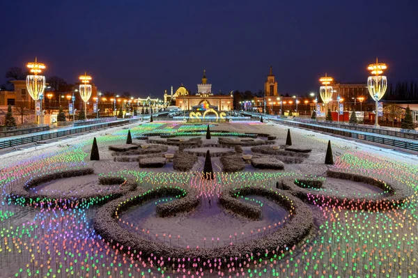 VDNKh buz pateni pisti ve VDNKh, Moskova, Rusya Federasyonu Merkez Bulvarı 'nda yeni yıl ve Noel süslemeleri, Aralık 04, 2021