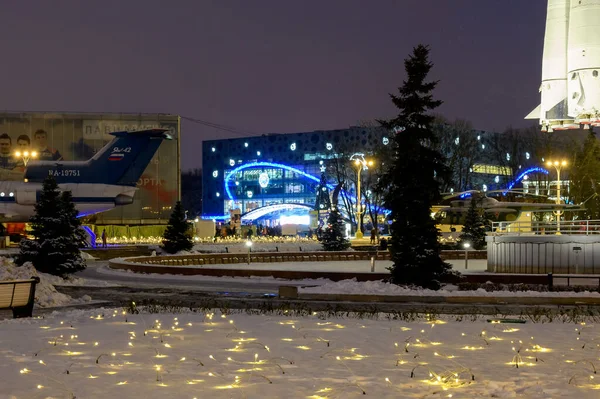 VDNKh, Moskova, Rusya Federasyonu Sanayi Meydanı 'ndaki parlak çiçek bahçesi, Aralık 04, 2021
