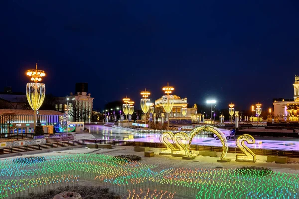 VDNKh buz pateni pisti ve Yeni Yıl ve Noel süsleri VDNKh, Moskova, Rusya Federasyonu, 4 Aralık 2021